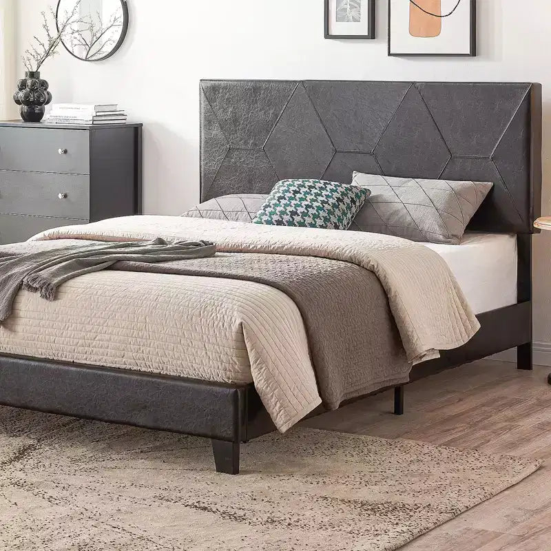 Letto a piattaforma imbottito Black Queen, capitonné, in PU, per 1