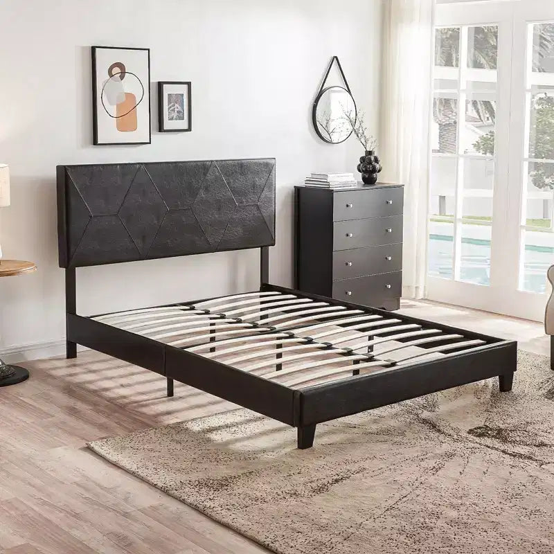 Letto a piattaforma imbottito Black Queen, capitonné, in PU, per 1