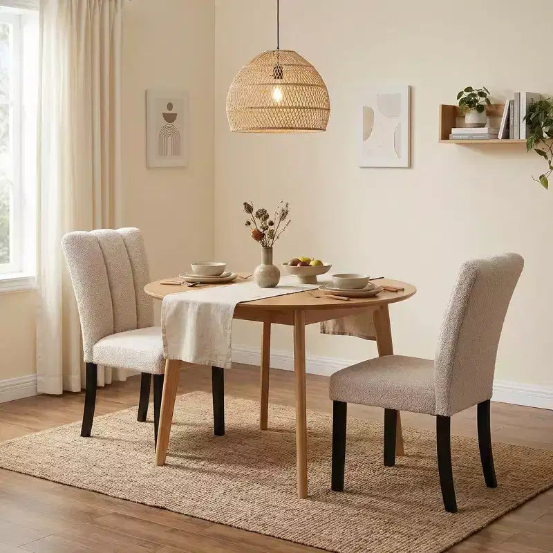 Sedie laterali da pranzo senza braccioli trapuntate a canale in tessuto grigio, set da 2