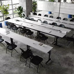 Tavolo da formazione ribaltabile a 2 posti in laminato nero con gambe a T e pannello di modestia