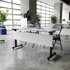 Tavolo da formazione ribaltabile a 2 posti in laminato nero con gambe a T e pannello di modestia