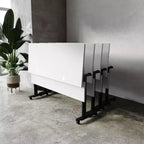Tavolo da formazione ribaltabile a 2 posti in laminato nero con gambe a T e pannello di modestia