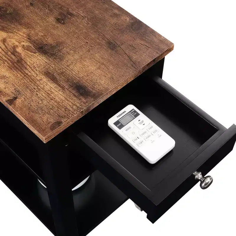 Tavolino finale con 1 cassetto e ripiani aperti | Legno di fienile/Nero, Finto marmo bianco | 1 Pezzo
